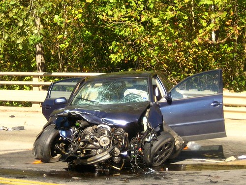Automobiliste au volant de sa voiture récemment assurée par Mag Footwear